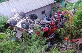 यात्रुबाहक बस सिन्धुलीको गोलन्जोरमा दुर्घटना