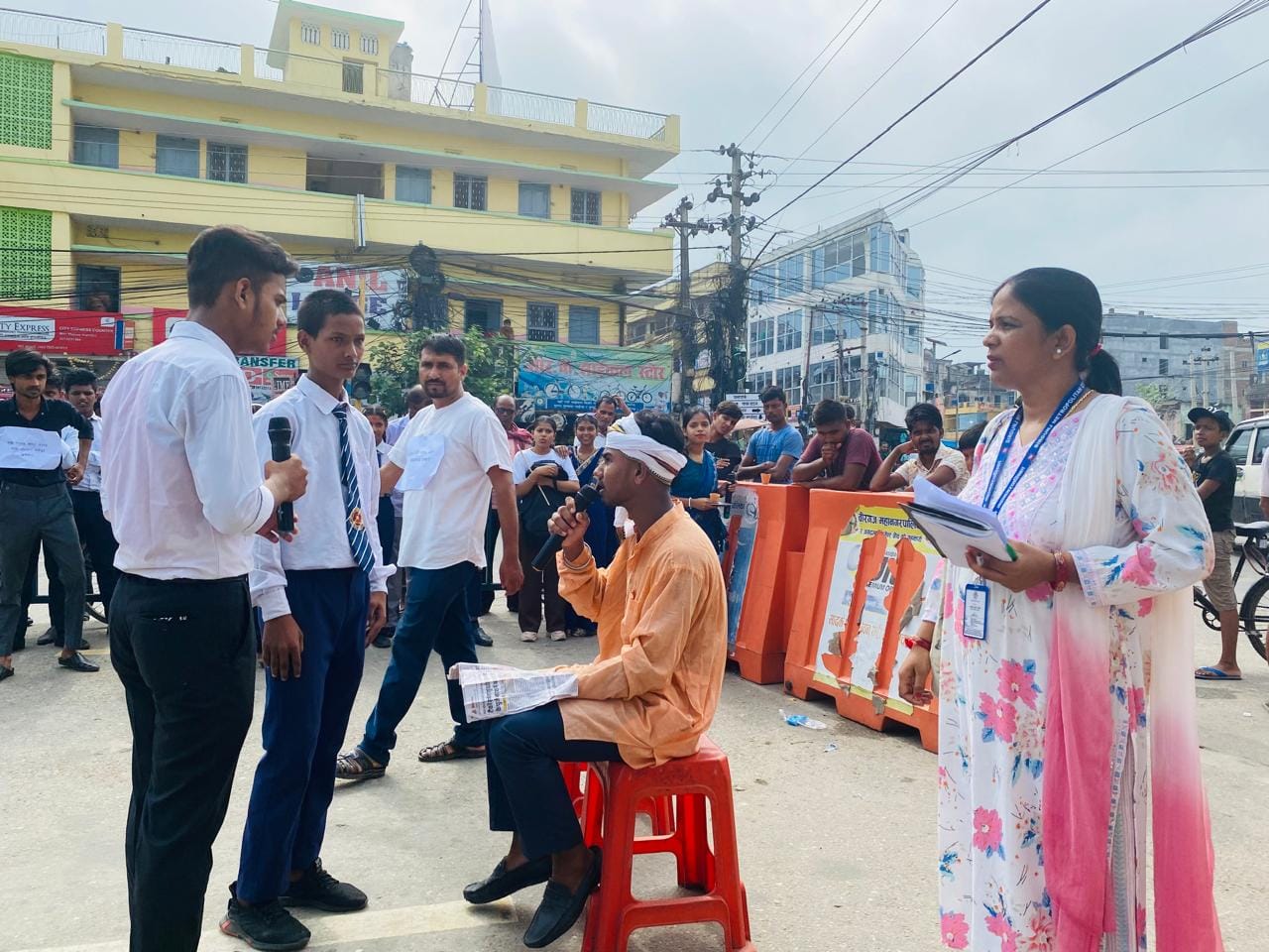 कार्यक्रममा सडक नाटकमार्फत लागुऔषध दुव्र्यसन र बालविवाहबारे सचेतना फैलाउने प्रस्तुति गर्दै बालबालिकाहरू ।