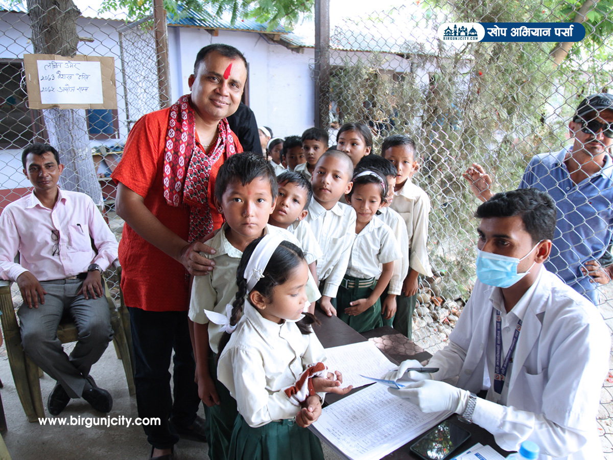 आइपीभी खोप लगाउन व्यवस्थित तरिकाले लाईन लागेर पालो कुर्दै बालबालिकाहरुलाई । Photo : Birgunj City